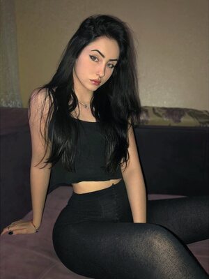 画像のタグ: Anastasiia Mut, Brunette, Piercing, Ukrainian