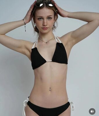 画像のタグ: Ava Rivello, Brunette, Skinny, Tummy, American, Bikini, Cute, Eyes, Piercing