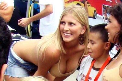 画像のタグ: Blonde, Busty, Boobs