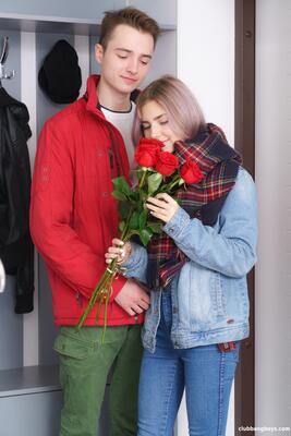 画像のタグ: Blonde, Eva Elfie, Russian, Safe for work