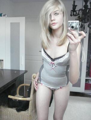 画像のタグ: Blonde, Selfie, Lingerie