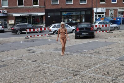 画像のタグ: Blonde, Public