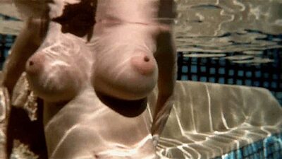 画像のタグ: Boobs, Busty, Pool