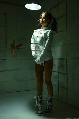 画像のタグ: American, Brazzers.com, Brunette, Legs, Riley Reid