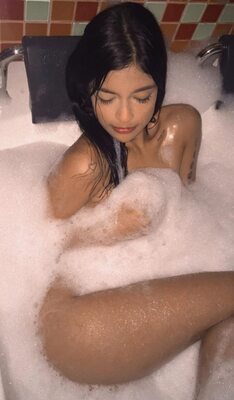 画像のタグ: Bath, Brunette