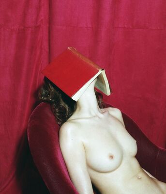 画像のタグ: Book, Brunette, Boobs