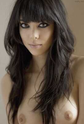 画像のタグ: Brunette, Eyes, Boobs