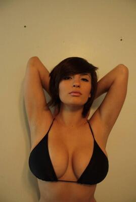 画像のタグ: Bikini, Brunette, Busty