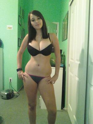 画像のタグ: Brunette, Busty, Boobs, Lingerie