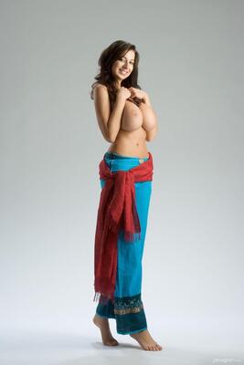 画像のタグ: Brunette, Busty