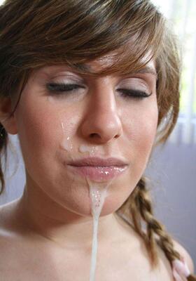 画像のタグ: Brunette, Cumshot, Facial