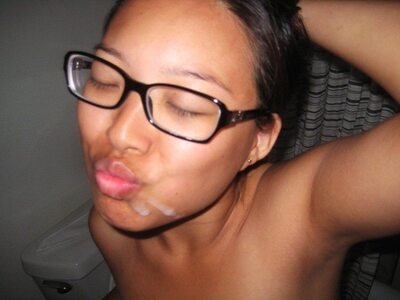 画像のタグ: Brunette, Cumshot, Facial