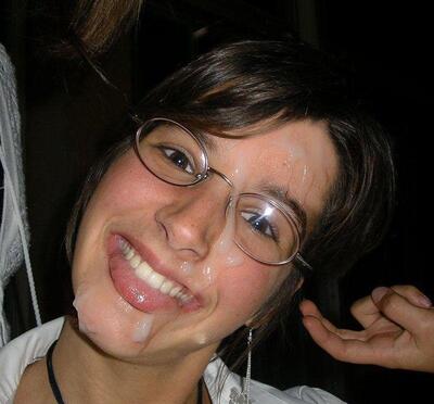 画像のタグ: Brunette, Cumshot, Facial