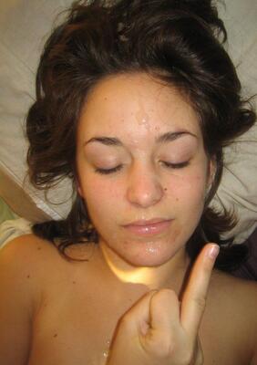 画像のタグ: Brunette, Cumshot, Facial