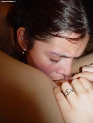 画像のタグ: Brunette, Cunnilingus, Lesbian