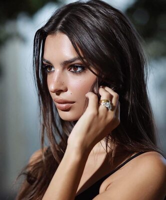 画像のタグ: American, Brunette, Emily Ratajkowski, Eyes, Cute, Safe for work