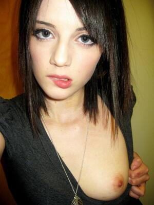 画像のタグ: Brunette, Eyes, Mouth, Small Tits