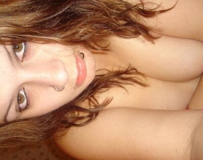 画像のタグ: Brunette, Piercing, Selfie