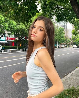 画像のタグ: Brunette, Skinny, Cute, Eyes