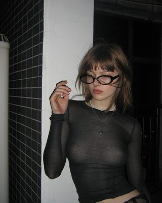 画像のタグ: Brunette, Skinny, Piercing