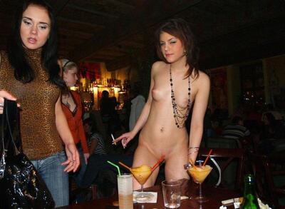 画像のタグ: Brunette, Skinny, Small Tits