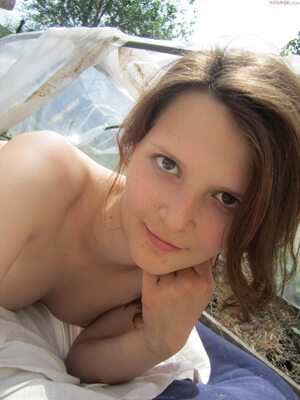 画像のタグ: Brunette, Small Tits, Face, Cute, Eyes, Nature