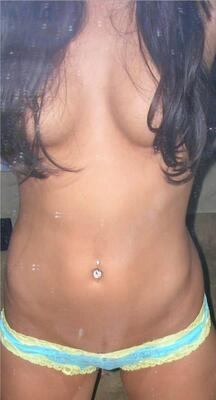 画像のタグ: Brunette, Tummy, Piercing