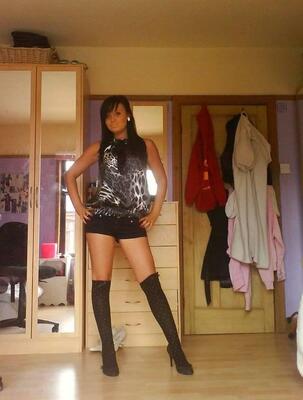 画像のタグ: Brunette