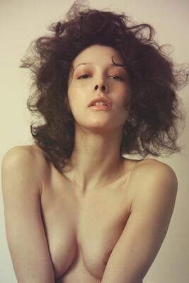 画像のタグ: Brunette