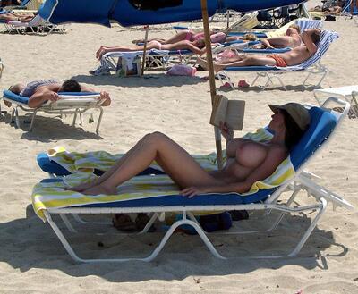 画像のタグ: Beach, Busty, Boobs