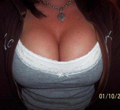 画像のタグ: Busty, Boobs