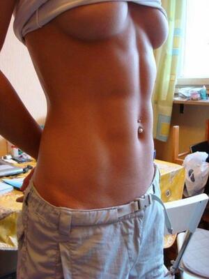 画像のタグ: Fit, Piercing, Tummy