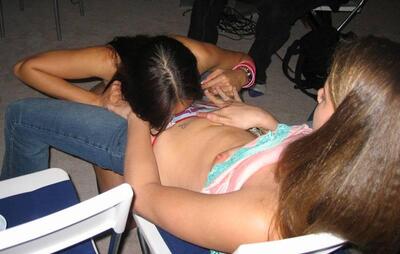 画像のタグ: Lesbian, Brunette