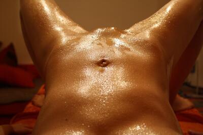 画像のタグ: Oiled, Tummy