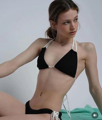 画像のタグ: Skinny, American, Ava Rivello, Bikini, Brunette, Piercing, Cute, Tummy