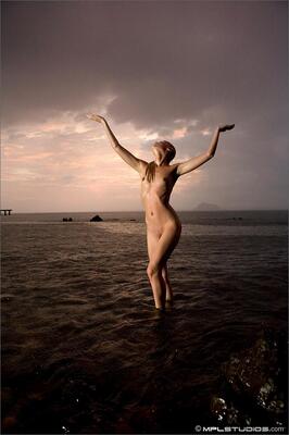 画像のタグ: Skinny, MPL Studios, Art