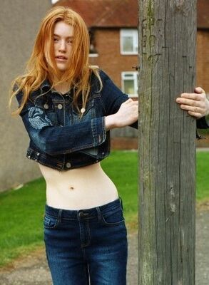画像のタグ: Skinny, Redhead, Tummy
